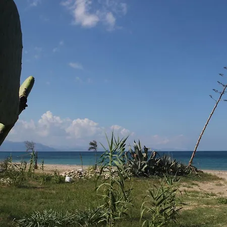 With Exit To Sand Beach * Lascari